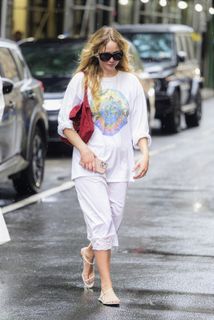 Jennifer Lawrence feet photo thumbnail