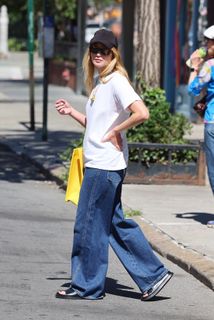 Jennifer Lawrence feet photo thumbnail