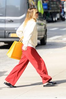 Jennifer Lawrence feet photo thumbnail