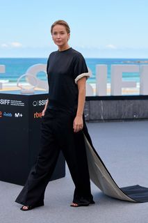 Jennifer Lawrence feet photo thumbnail