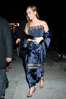 Jennifer Lawrence feet photo thumbnail