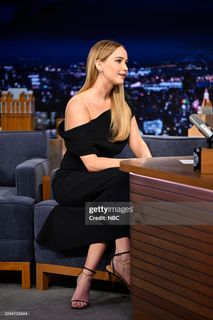 Jennifer Lawrence feet photo thumbnail