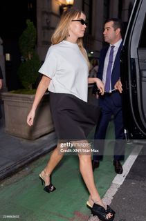 Jennifer Lawrence feet photo thumbnail