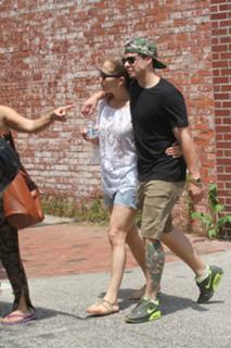 Jennifer Lopez feet photo thumbnail