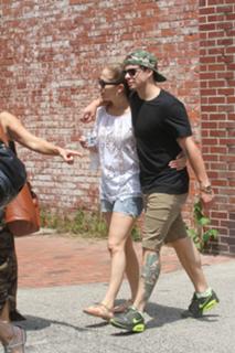 Jennifer Lopez feet photo thumbnail