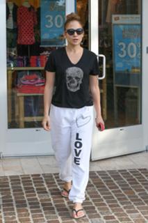 Jennifer Lopez feet photo thumbnail