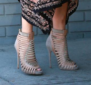 Jennifer Lopez feet photo thumbnail