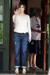 Jennifer Lopez feet photo thumbnail