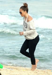 Jennifer Lopez feet photo thumbnail