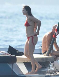 Jennifer Lopez feet photo thumbnail