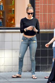 Jennifer Lopez feet photo thumbnail