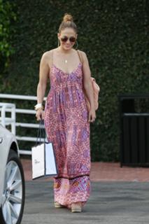 Jennifer Lopez feet photo thumbnail
