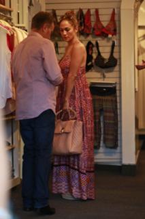 Jennifer Lopez feet photo thumbnail