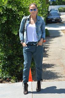 Jennifer Lopez feet photo thumbnail