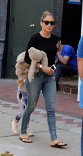 Jennifer Lopez feet photo thumbnail