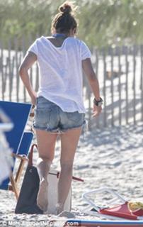 Jennifer Lopez feet photo thumbnail