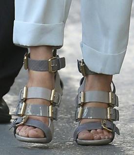 Jennifer Lopez feet photo thumbnail