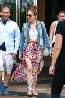 Jennifer Lopez feet photo thumbnail