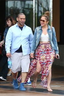 Jennifer Lopez feet photo thumbnail