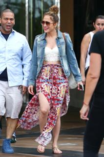 Jennifer Lopez feet photo thumbnail