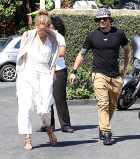 Jennifer Lopez feet photo thumbnail