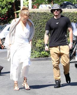 Jennifer Lopez feet photo thumbnail