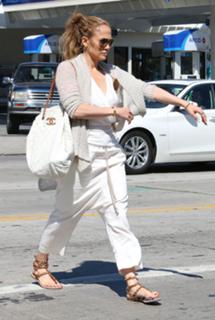 Jennifer Lopez feet photo thumbnail