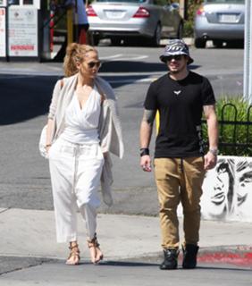 Jennifer Lopez feet photo thumbnail