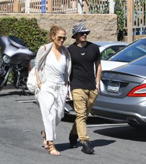 Jennifer Lopez feet photo thumbnail
