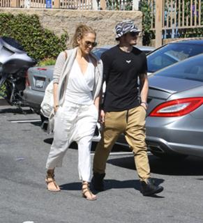 Jennifer Lopez feet photo thumbnail