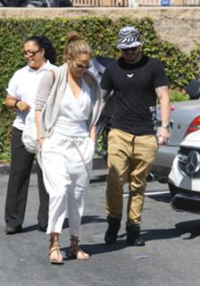 Jennifer Lopez feet photo thumbnail