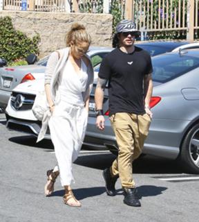 Jennifer Lopez feet photo thumbnail