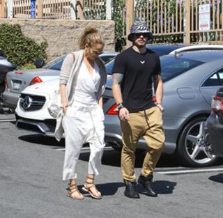 Jennifer Lopez feet photo thumbnail