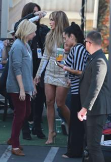 Jennifer Lopez feet photo thumbnail