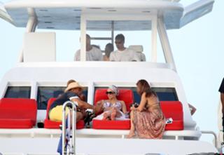 Jennifer Lopez feet photo thumbnail