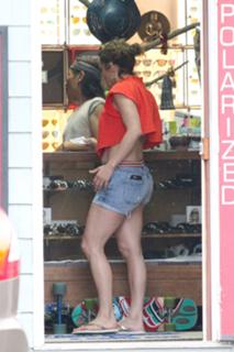 Jennifer Lopez feet photo thumbnail