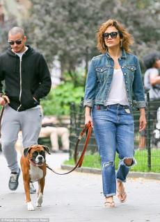 Jennifer Lopez feet photo thumbnail