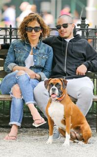 Jennifer Lopez feet photo thumbnail