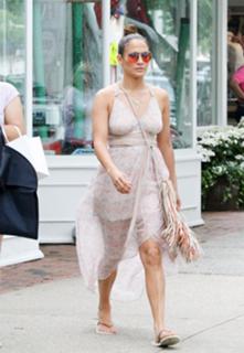 Jennifer Lopez feet photo thumbnail