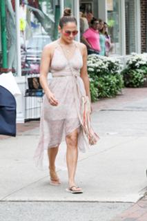 Jennifer Lopez feet photo thumbnail