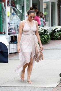 Jennifer Lopez feet photo thumbnail