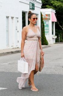 Jennifer Lopez feet photo thumbnail