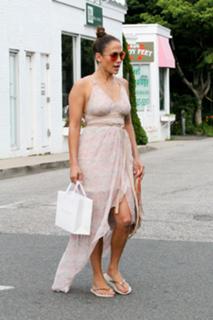 Jennifer Lopez feet photo thumbnail