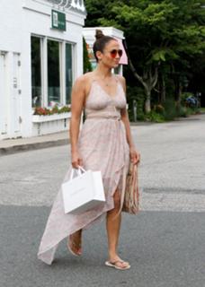 Jennifer Lopez feet photo thumbnail