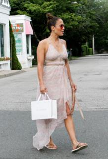 Jennifer Lopez feet photo thumbnail