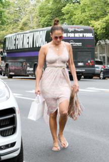 Jennifer Lopez feet photo thumbnail