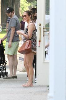 Jennifer Lopez feet photo thumbnail