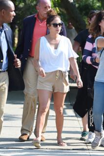 Jennifer Lopez feet photo thumbnail