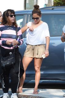 Jennifer Lopez feet photo thumbnail