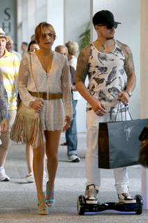 Jennifer Lopez feet photo thumbnail